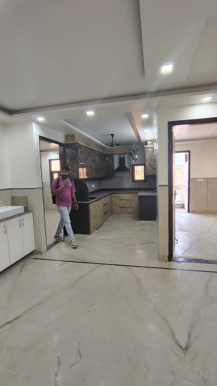 Parking, dwarka mor 3 Bedroom 1170 Sq.Ft. Builder Floor In Dwarka Mor Delhi 9267912