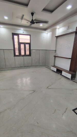 Room in 3 BHK Builder Floor at Dwarka Mor – for Rent