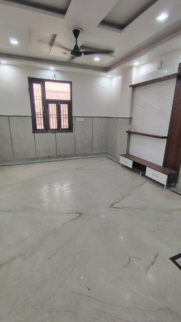 Room in 3 BHK Builder Floor at Dwarka Mor – for Rent