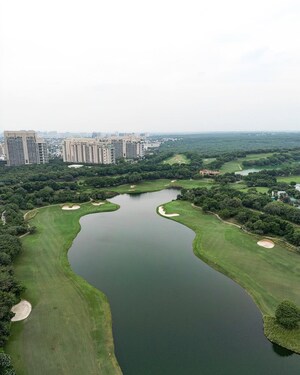 Swimming Pool in 6+ BHK Apartment at DLF The Camellias, Sector 42 – for Sale