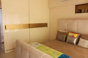 Bedroom in 3 BHK Apartment at Santacruz West – for Rent