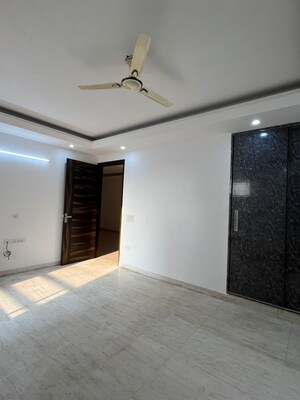 Room in 3 BHK Builder Floor at Palam Vihar Residents Association, Palam Vihar – for Rent