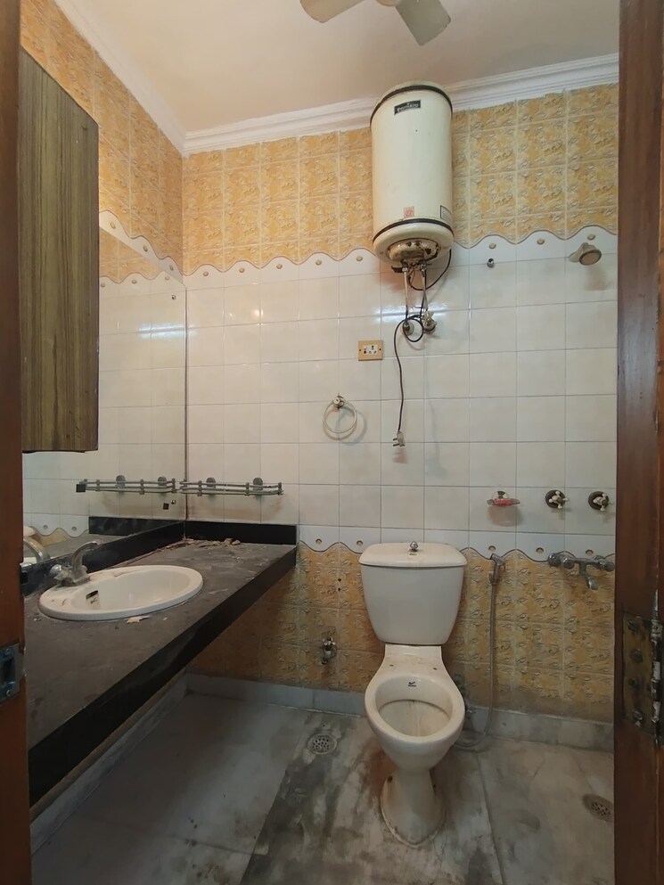 Bathroom, malviya nagar 3 Bedroom 1800 Sq.Ft. Builder Floor In Malviya Nagar Delhi 9268143