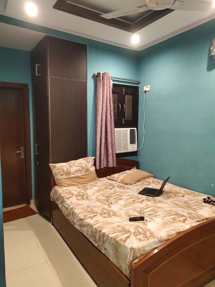Bedroom, kailash colony 3 Bedroom 1300 Sq.Ft. Builder Floor In Kailash Colony Delhi 9268158