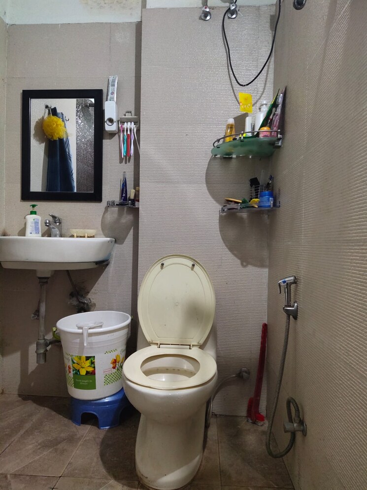 Bathroom, kailash colony 3 Bedroom 1300 Sq.Ft. Builder Floor In Kailash Colony Delhi 9268158