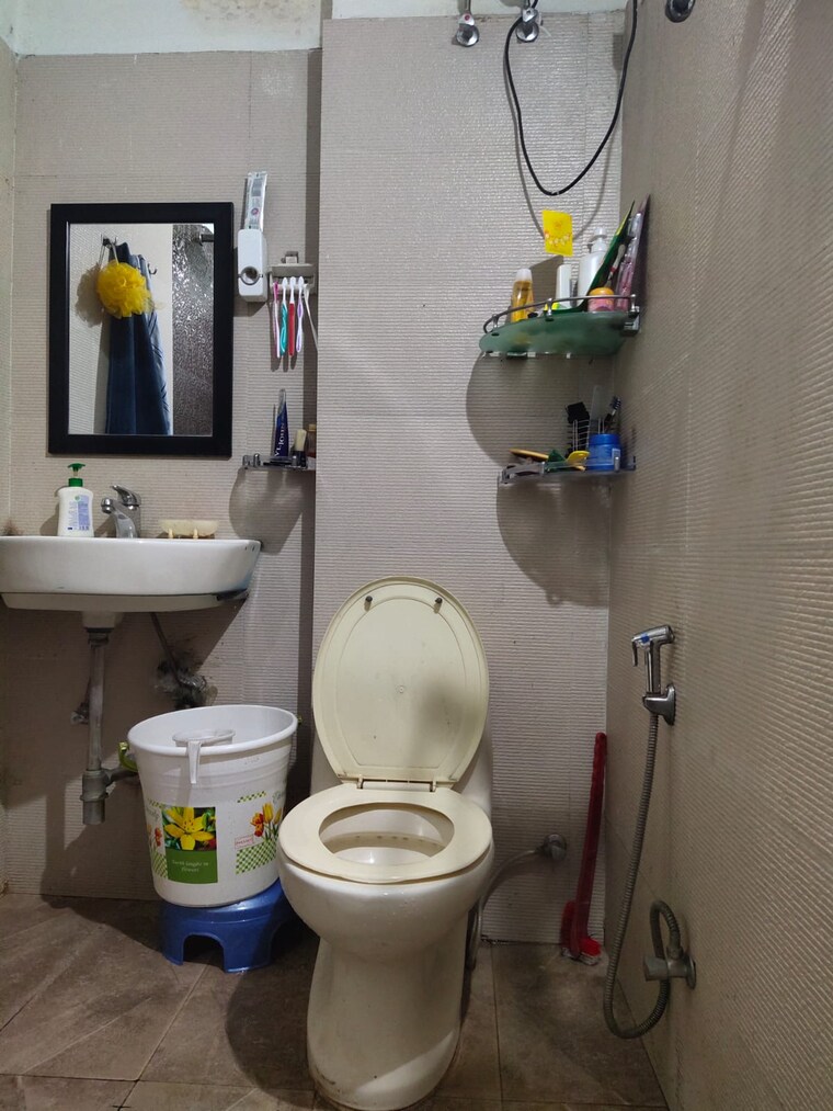 Bathroom, kailash colony 3 Bedroom 1300 Sq.Ft. Builder Floor In Kailash Colony Delhi 9268158