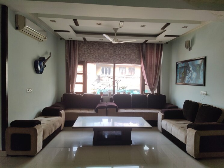 Gym, kailash colony 3 Bedroom 1300 Sq.Ft. Builder Floor In Kailash Colony Delhi 9268158