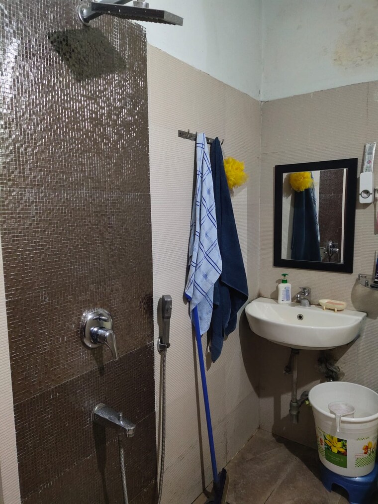 Master Bedroom, kailash colony 3 Bedroom 1300 Sq.Ft. Builder Floor In Kailash Colony Delhi 9268158