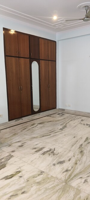 Room in 2 BHK Villa at RWA Apartments Sector 52, Sector 52 – for Rent