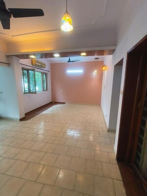 Room in 3 BHK Apartment at Hauz Khas – for Sale