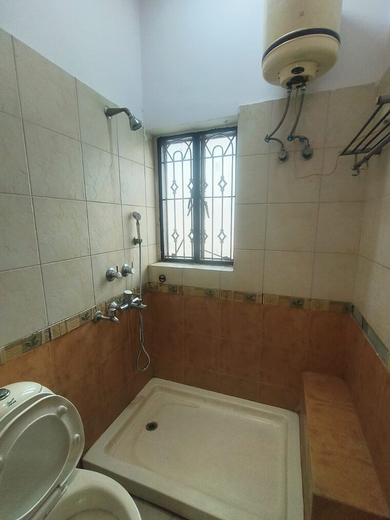 Bathroom, hauz khas 3 Bedroom 1500 Sq.Ft. Apartment In Hauz Khas Delhi 9268182