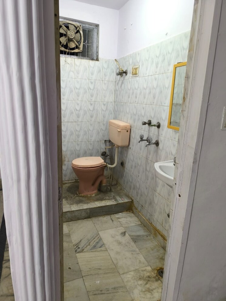 Bathroom, dilshad colony 1 Bedroom 450 Sq.Ft. Builder Floor In Dilshad Colony Delhi 9268264