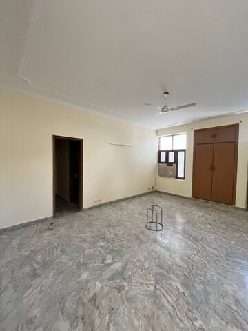 Room in 4 BHK Villa at Sector 27 – for Rent