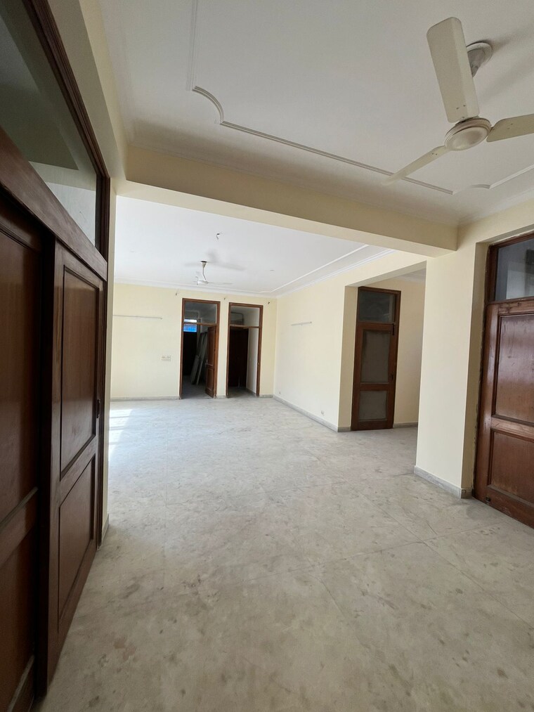 Room, sector 27 4 Bedroom 450 Sq.Mt. Villa In Sector 27 Noida 9268451