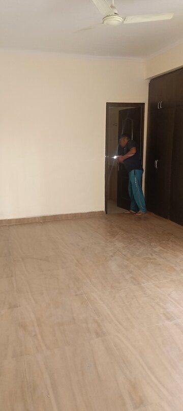 Room in 3 BHK Apartment at Gardenia Golf City, Sector 75 – for Rent