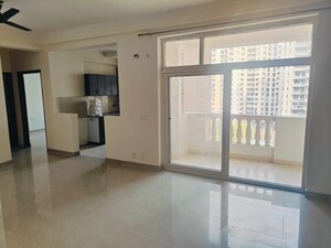 Room in 3 BHK Apartment at Amrapali Silicon City, Sector 76 – for Rent