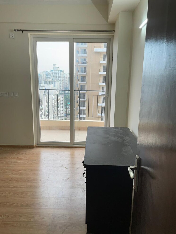 Room, amrapali-crystal-homes 3 Bedroom 1375 Sq.Ft. Apartment In Sector 76 Noida 9268493