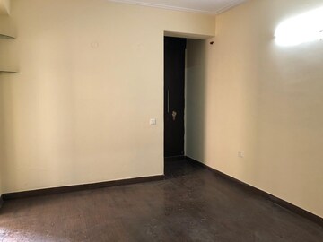 Room in 3 BHK Apartment at Amrapali Crystal Homes, Sector 76 – for Rent