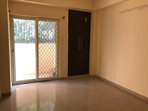 Room in 3 BHK Apartment at Amrapali Crystal Homes, Sector 76 – for Rent