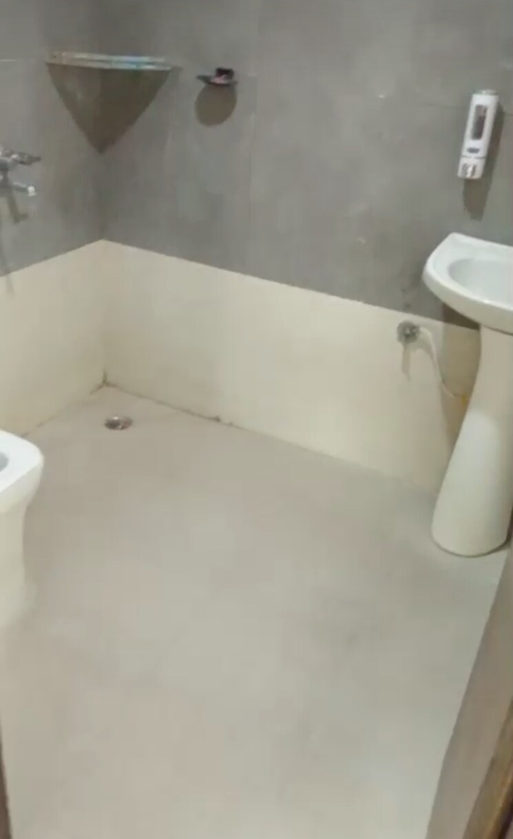 Bathroom, raj nagar extension 3 Bedroom 160 Sq.Yd. Builder Floor In Raj Nagar Extension Ghaziabad 9268508