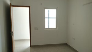 Room in 3 BHK Apartment at Amrapali Silicon City, Sector 76 – for Rent