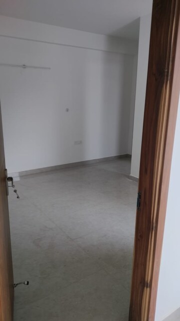 Room in 3 BHK Apartment at Amrapali Silicon City, Sector 76 – for Rent