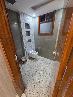 Attached Bathroom in 2 BHK Builder Floor at Sant Nagar – for Rent