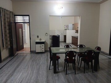 Team Area in 3 BHK Builder Floor at Sector 16 – for Rent