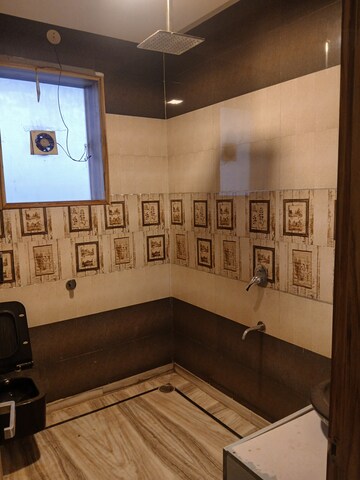 Furnished Amenities in 3 BHK Builder Floor at Model Town – for Rent