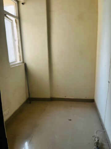 Room in 3 BHK Apartment at Amrapali Silicon City, Sector 76 – for Rent