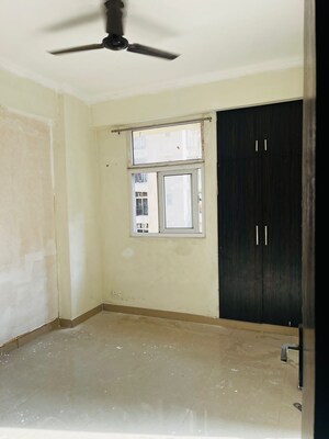 Room in 3 BHK Apartment at Amrapali Silicon City, Sector 76 – for Rent