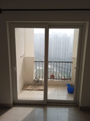 Room in 2 BHK Apartment at Amrapali Princely Estate, Sector 76 – for Rent