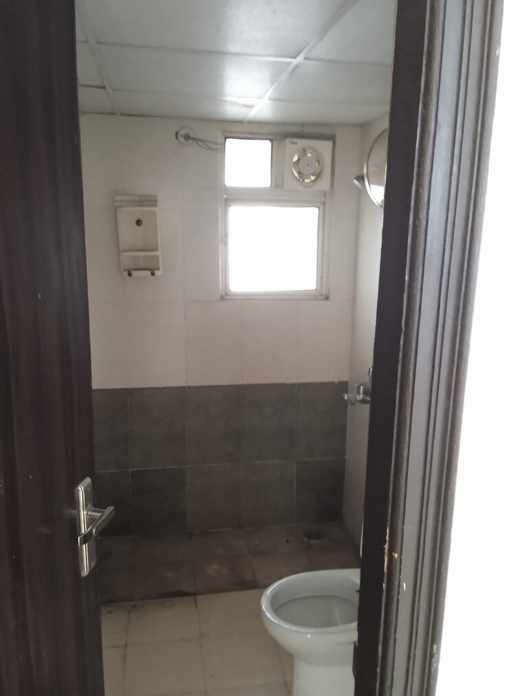 Bathroom, amrapali-princely-estate 2 Bedroom 875 Sq.Ft. Apartment In Sector 76 Noida 9268573