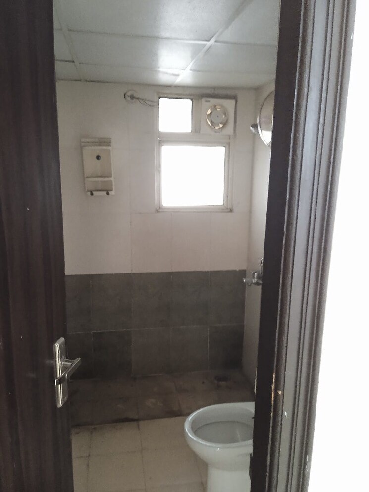 Bathroom, amrapali-princely-estate 2 Bedroom 875 Sq.Ft. Apartment In Sector 76 Noida 9268573