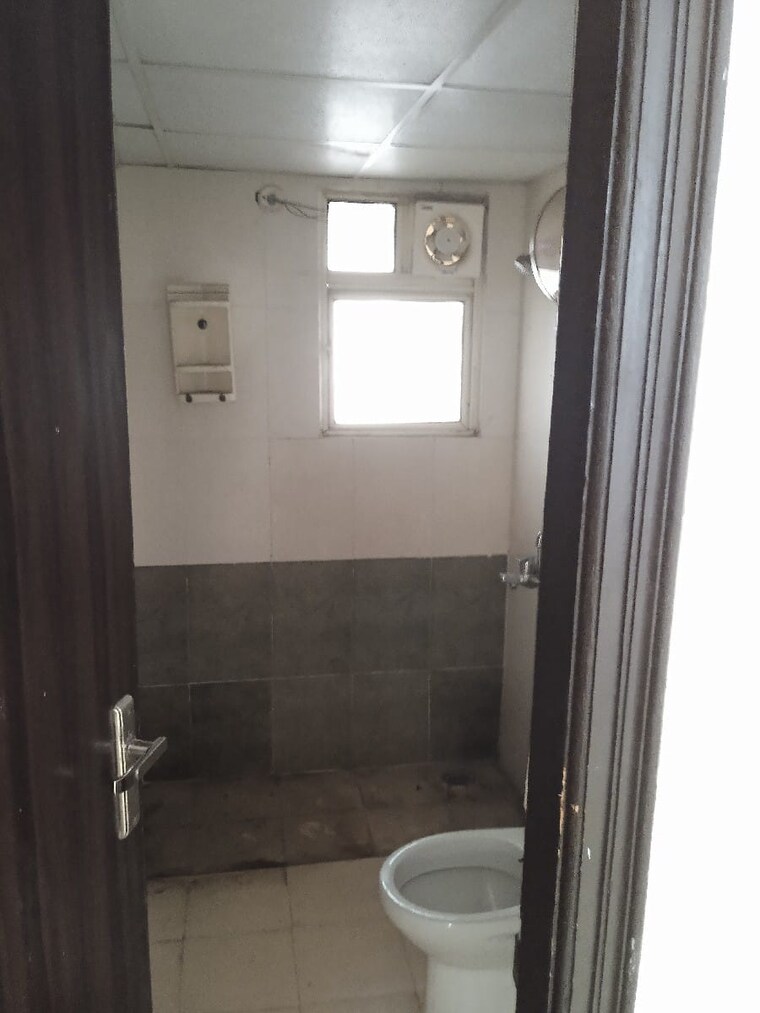 Bathroom, amrapali-princely-estate 2 Bedroom 875 Sq.Ft. Apartment In Sector 76 Noida 9268573