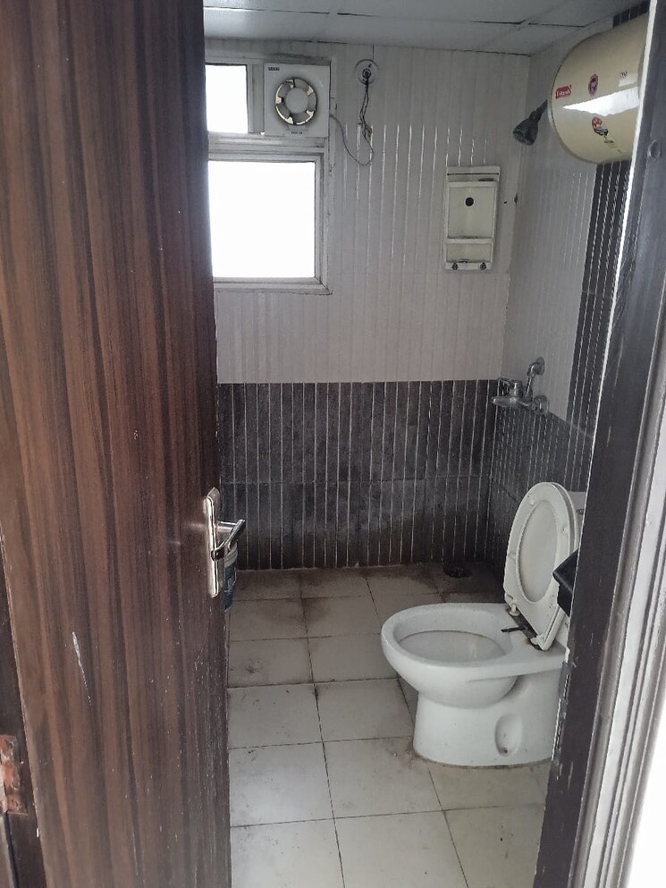 Bathroom, amrapali-princely-estate 2 Bedroom 875 Sq.Ft. Apartment In Sector 76 Noida 9268573