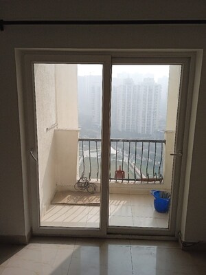 Room in 2 BHK Apartment at Amrapali Princely Estate, Sector 76 – for Rent