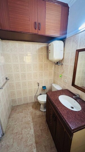 Bathroom in 3 BHK Builder Floor at SAS Tower, Sector 38 – for Rent