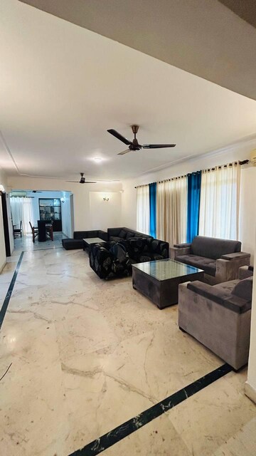 Living Room in 3 BHK Builder Floor at SAS Tower, Sector 38 – for Rent