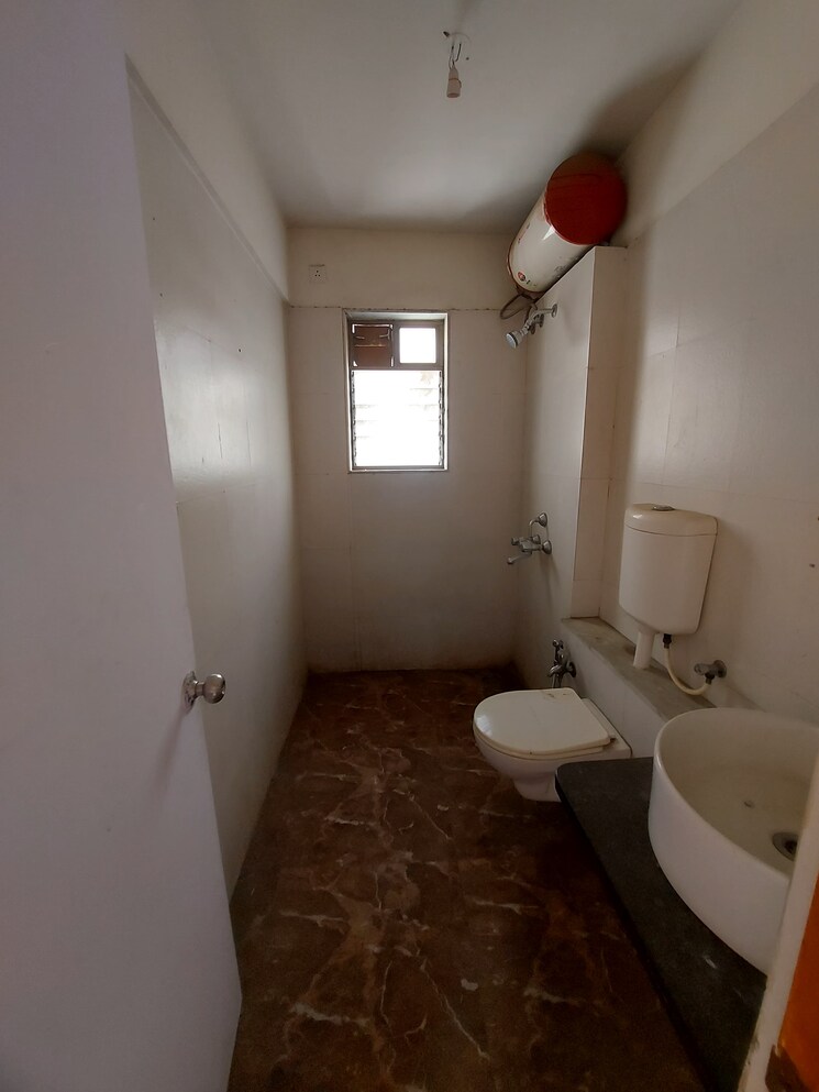 Bathroom, atul-blue-meadows 3 Bedroom 990 Sq.Ft. Apartment In Andheri East Mumbai 9268633