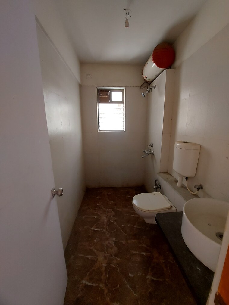 Bathroom, atul-blue-meadows 3 Bedroom 990 Sq.Ft. Apartment In Andheri East Mumbai 9268633