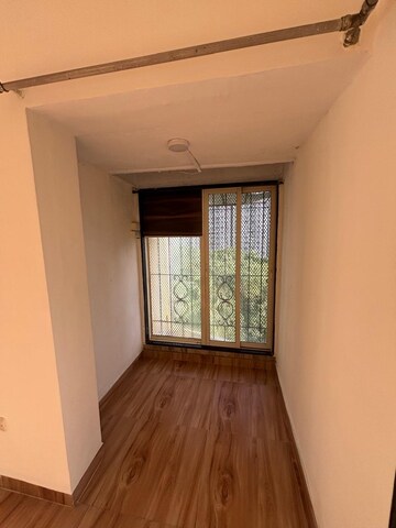 Room in 3 BHK Apartment at Goregaon West View CHS, Goregaon West – for Rent