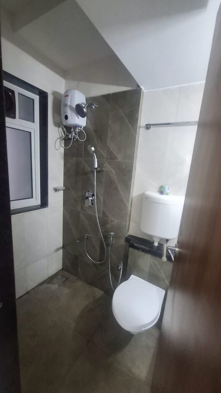 Bathroom, bhatta-chawl 2 Bedroom 500 Sq.Ft. Apartment In Worli Mumbai 9268757