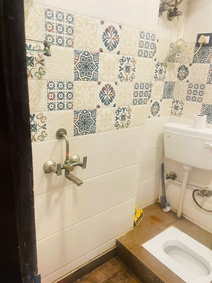 Bathroom, dwarka mor 3 Bedroom 1000 Sq.Ft. Builder Floor In Dwarka Mor Delhi 9268833