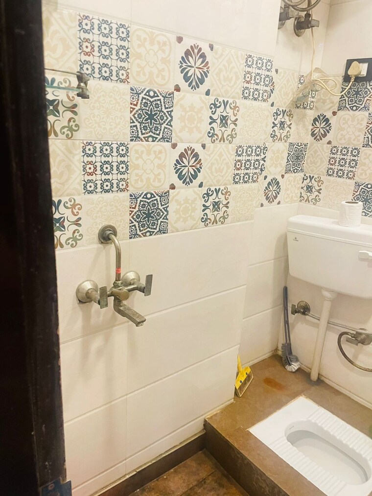 Bathroom, dwarka mor 3 Bedroom 1000 Sq.Ft. Builder Floor In Dwarka Mor Delhi 9268833