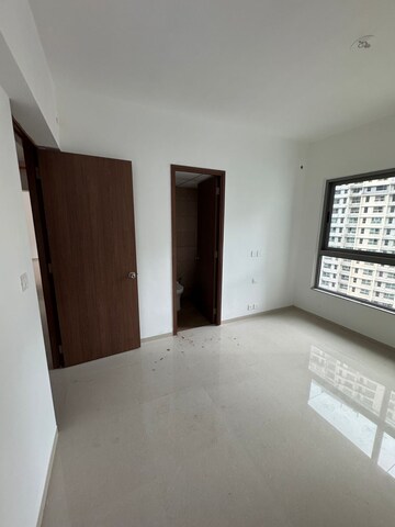 Room in 4 BHK Apartment at Kalpataru Immensa, Kolshet Road – for Sale