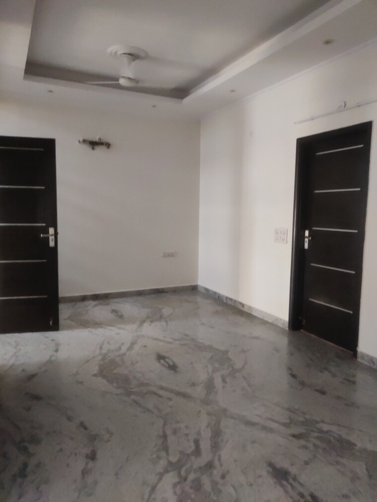 Room, sector 48 3 Bedroom 3000 Sq.Ft. Independent House In Sector 48 Noida 9268862