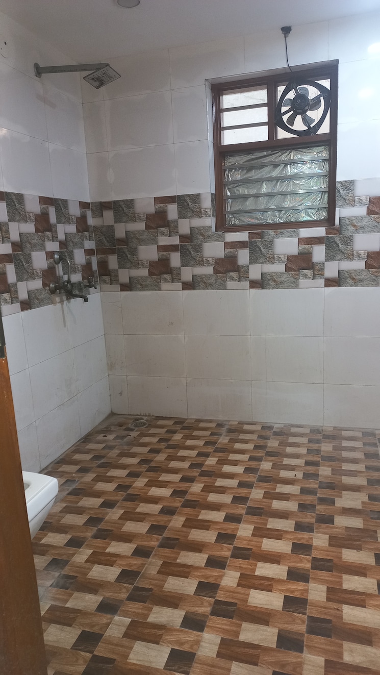 Bathroom, sector 37 2 Bedroom 1200 Sq.Ft. Builder Floor In Sector 37 Faridabad 9268877
