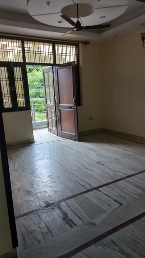 Balcony in 3 BHK Builder Floor at Sector 37 – for Rent