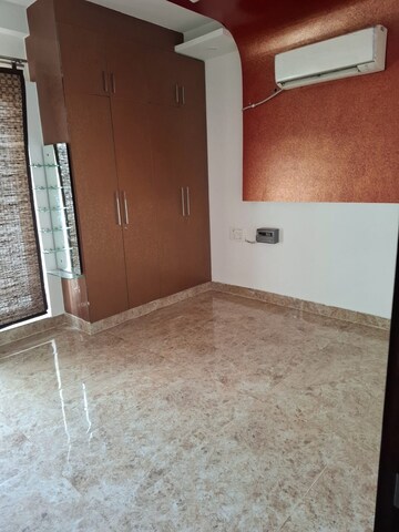 Room in 3.5 BHK Builder Floor at Sector 57 – for Rent